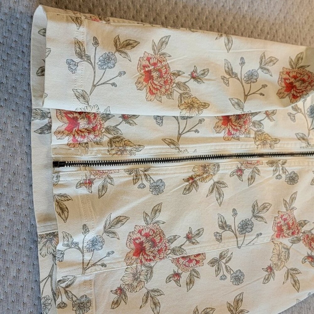 Macy's Tinseltown, size 6 white (flower print)  mini skirt